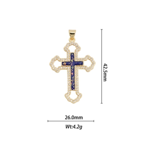 Dettagli di un ciondolo a croce placcato oro 18k con intarsio blu e dimensioni