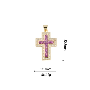 Dettaglio pendente a croce placcato oro 18k con glitter viola e pietre di zircone