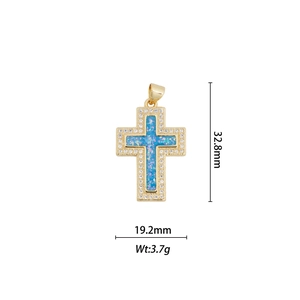 Dettaglio del ciondolo a croce placcato oro 18k con opale blu e misure 32,8mm x 19,2mm