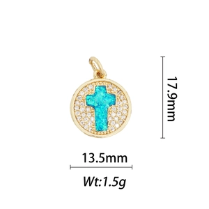 Ciondolo tondo placcato oro 18k con croce in opale blu e pietre di zircone bianco