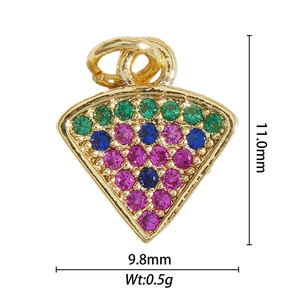 Macro-detail van de 18K vergulde druivenhanger met groene en paarse zirkonia steentjes