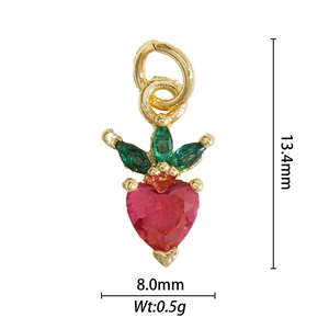 Detail van 13,4 mm 18K vergulde wortelhanger met rood hart en groene steentjes