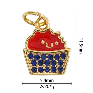 Detail van een 18K vergulde cupcake hanger met blauwe kristallen en emaille