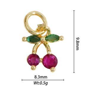 Detail van 18K vergulde kersenhanger met kristallen en groene bladeren, maat 9,8x8,3mm