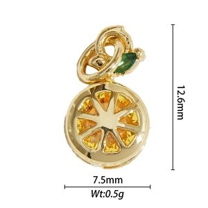 Detail van 18K vergulde oranje schijfje hanger met ingelegde gele en groene kristallen