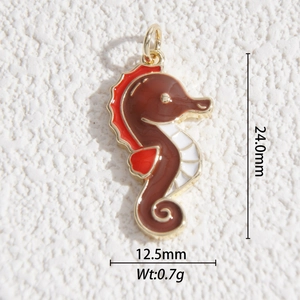 Macro shot of seahorse pendant with dimensions 24.0mm by 12.5mm and 0.7g weight