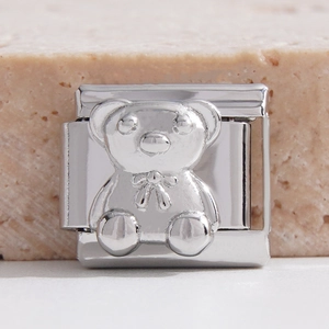 Vue macro d'un charme en acier inoxydable avec ourson pour bracelets modulaires