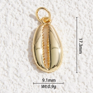 Macro shot of 17.3mm gold-plated shell pendant with exact weight and dimension details