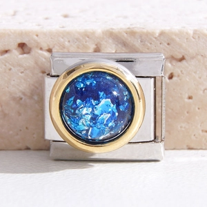 Detail eines italienischen Charm-Glieds mit blauem Cabochon-Stein aus Edelstahl