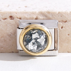 Makroaufnahme von italienischem Charm-Glied aus Edelstahl mit Silberfolien-Inlay