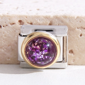 Makroaufnahme von italienischem Charm-Bead mit lila Stein und Goldrand auf Edelstahl