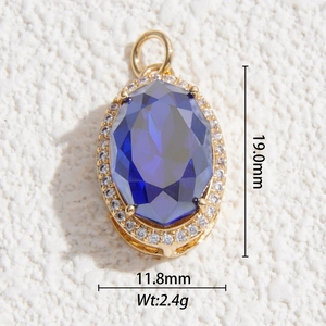 Pendente ovale con cristallo blu e alone di zirconi lucidi su base in rame dorato