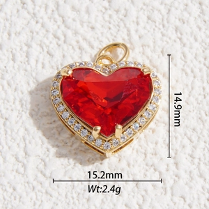 Vista macro dettagliata del ciondolo a cuore con rubino di dimensioni 14,9mm x 15,2mm