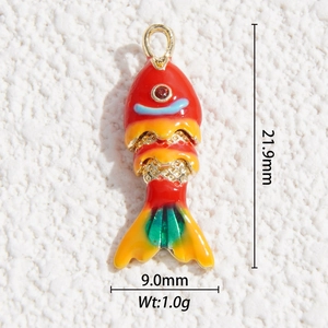 Dettaglio macro di un ciondolo a forma di carpa koi in smalto colorato di 21,9x9,0 mm