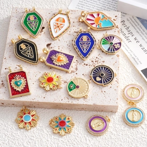 Détails de pendentifs tarot colorés avec émail doré et symboles bohémiens
