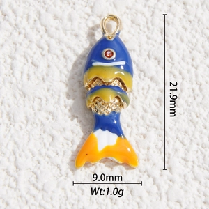 Dettaglio di ciondolo carpa koi colorata con dimensioni 21,9 mm per 9,0 mm
