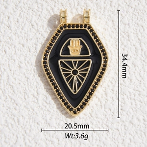 Détail du pendentif tarot main de Hamsa doré avec émail noir et mesures de dimensions