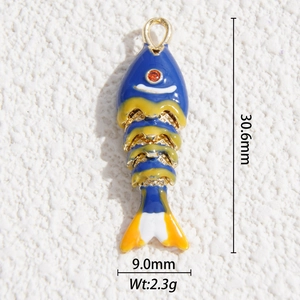 Dettaglio macro del ciondolo carpa koi in smalto con dimensioni 30,6 mm e 9,0 mm