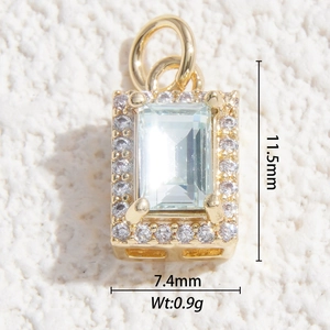 Dettaglio macro di un ciondolo in oro con zircone blu taglio smeraldo e dimensioni