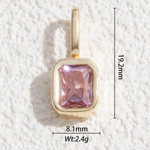 Dettaglio ciondolo in cristallo rosa con misure di 19,2mm di altezza e 8,1mm di larghezza