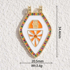 Détail du pendentif Tarot Hamsa en or 14K avec dimensions 34,4 mm sur 20,5 mm