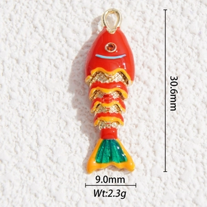 Dettaglio del ciondolo carpa koi in smalto colorato con scaglie dorate e smalto rosso