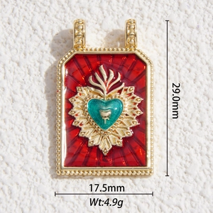 Détail du pendentif Tarot doré avec émail rouge et dimensions de 29,0 mm par 17,5 mm