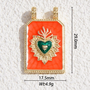 Détail macro d'un pendentif tarot orange de 29mm avec cœur vert et placage en or 14K