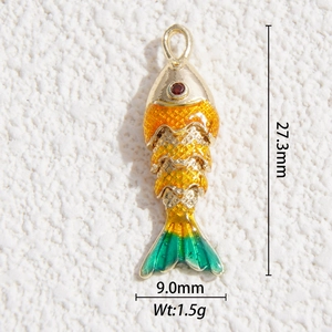 Dettaglio di un ciondolo carpa koi colorata da 27,3mm placcato oro con smalto e gemma rossa