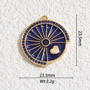 Détail macro du pendentif tarot plaqué or 14K avec émail bleu et cœur en cristal