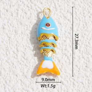 Dettaglio di un ciondolo colorato carpa koi con dimensioni 27,3mm x 9,0mm e peso di 1,5g