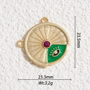 Vue détaillée du pendentif soleil tarot plaqué or 14K avec rubis et émail mauvais œil