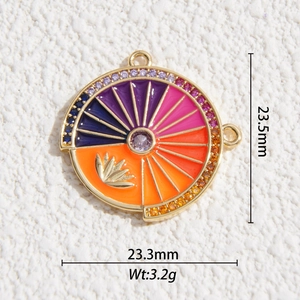 Détail macro du pendentif tarot rond plaqué or avec émail et incrustation de zircon