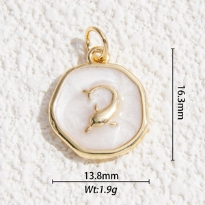 Vista dettagliata di un ciondolo a delfino dorato con dimensioni 13,8mm x 16,3mm e peso 1,9g