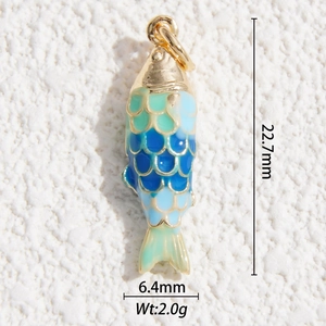 Dettaglio di un ciondolo koi in smalto da 22,7mm con scaglie verdi e blu in oro lucido