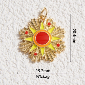 Vue macro d'un pendentif tarot soleil plaqué or 14K avec détails en émail coloré