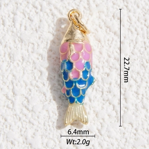 Dettaglio macro del ciondolo carpa koi con smalto rosa blu e dimensioni 22,7 mm