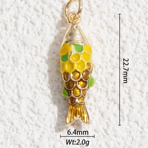 Dettaglio del ciondolo carpa koi in smalto colorato con misure 22,7mm x 6,4mm