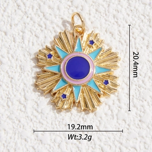 Détail d'un pendentif tarot soleil plaqué or 14K avec émail et dimensions précises