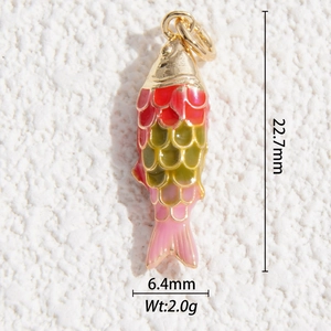 Dettaglio del ciondolo carpa koi colorata con misure 22,7 mm e peso di 2,0 g indicati