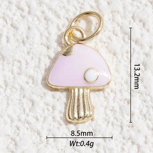 Vista dettagliata del ciondolo a fungo in smalto rosa e bianco con dimensioni 13,2x8,5mm
