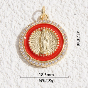 Vue macro détaillée du pendentif tarot doré de 18,5mm avec émail rouge et zircons