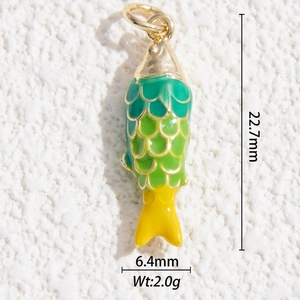 Dettaglio di un ciondolo a forma di carpa koi verde con misure 22,7mm x 6,4mm per gioielli