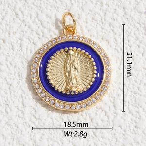 Détail du pendentif Vierge Marie plaqué or 14K avec émail bleu et oxydes de zirconium