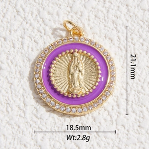 Vue macro détaillée du pendentif tarot plaqué or 14K avec émail violet et pierres de zircon