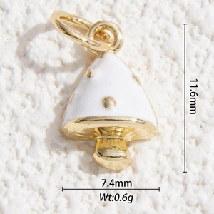 Dettaglio macro del ciondolo a fungo dorato con smalto bianco e dimensioni 11,6 mm x 7,4 mm