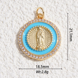 Détail macro du pendentif Vierge Marie plaqué or avec émail bleu et zircons de 21,1 mm
