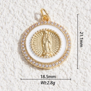 Détail macro du pendentif Vierge Marie plaqué or 18K avec émail blanc et oxydes de zirconium