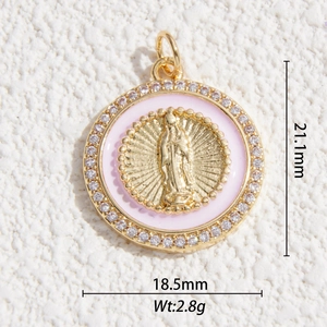Détails d'un pendentif tarot en or 14K avec émail rose et zircons, hauteur de 21,1 mm