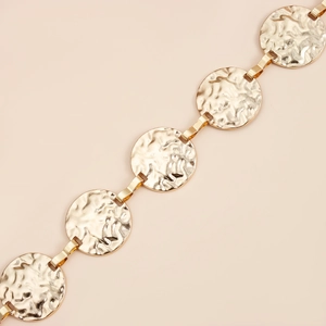 Detailansicht der goldenen Taillenkette mit gehämmerter Metallstruktur und Rundgliedern